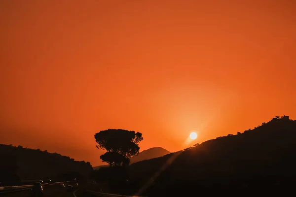 Pittoreska Foto Pulserande Orange Himmel Solnedgång Motorvägen Med Bilar Som — Stockfoto