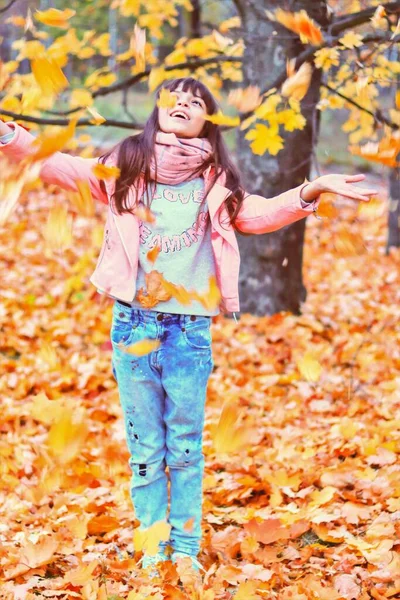 Веселий Осінній Сезон Симпатична Дівчина Підліток Рожевому Шарфі Піджак Блакитні — стокове фото