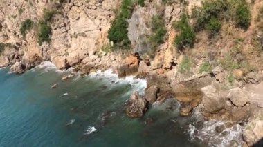 Vico Equence yüksek açılı yaz seyahati deniz manzaralı yüksek kayalıklar ve keskin kaya kıyısı videoları ile Tyhrrenian denizi. Güney İtalya, Campania