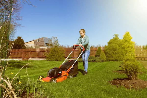 Tienermeisje maaien van gras — Stockfoto