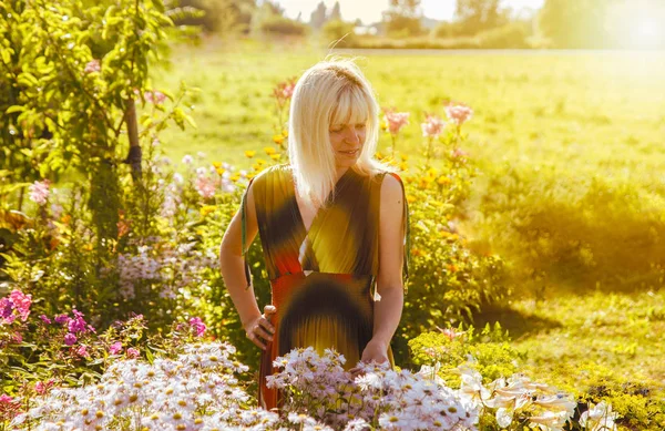 Femme dans un jardin — Photo