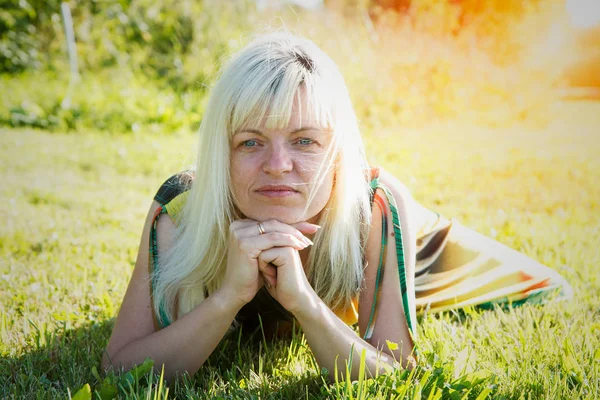 Femme gisait dans l'herbe verte — Photo