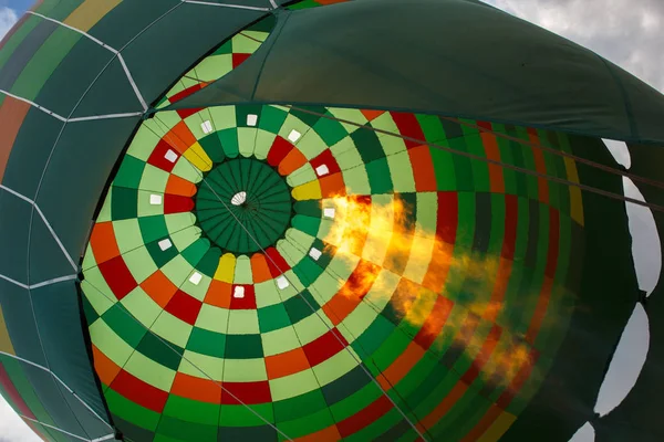 Balão de ar quente se preparando para o voo — Fotografia de Stock