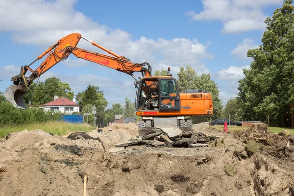 Ekskavatör inşaatta çalışmak