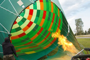 sıcak hava balon uçuş için hazırlanıyor