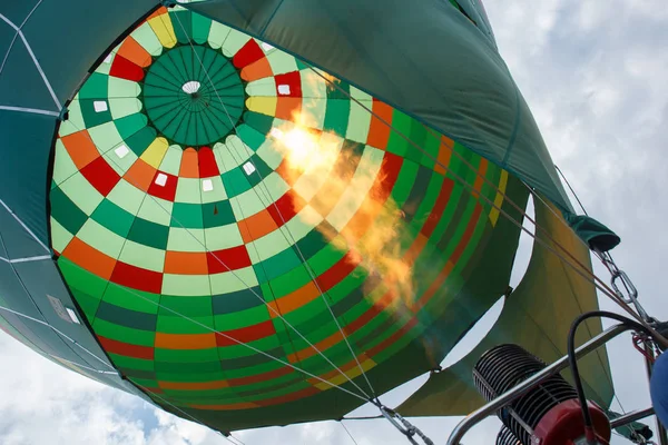 Hete luchtballon vlucht voorbereiden — Stockfoto