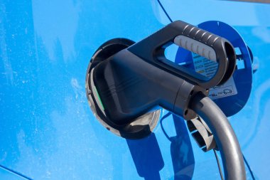 Elektrikli araç şarj oluyor