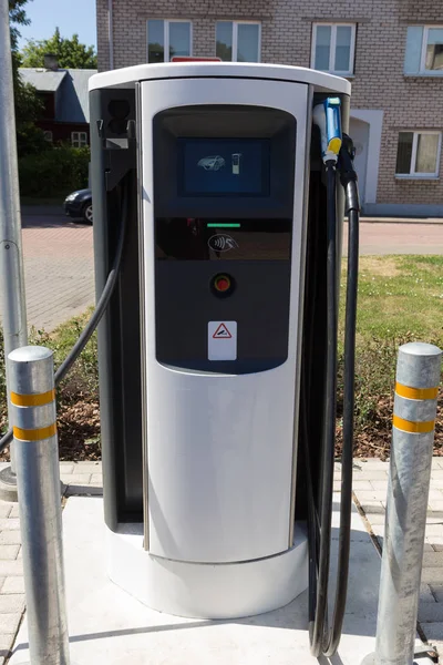 充電ステーションの電気自動車は ガソリン スタンドの電気自動車充電ステーション — ストック写真
