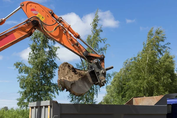 Excavator loading ground — Stock Photo, Image