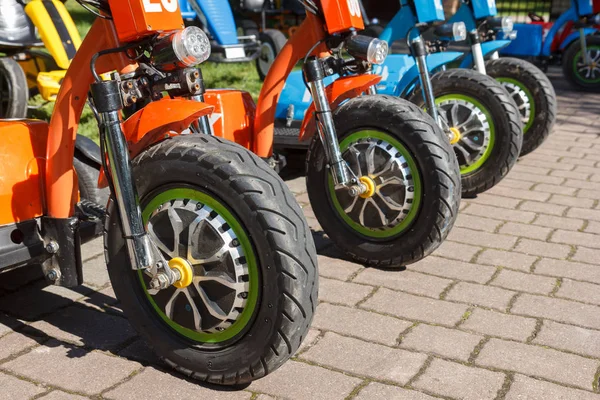Reihe von Elektrofahrrädern — Stockfoto