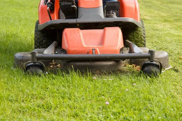 Gräsklippare traktor — Stockfoto