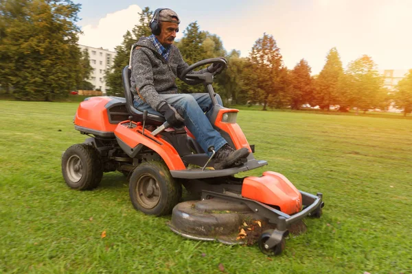 Lawn mower tractor — Stock Photo, Image