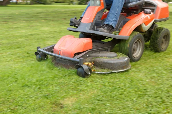 Rasenmähertraktor — Stockfoto