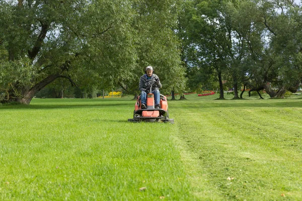 Rasenmähertraktor — Stockfoto