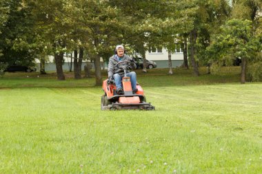 Çim biçme traktörü
