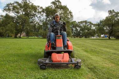 Çim biçme traktörü