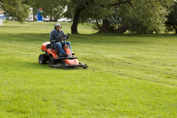 Gräsklippare traktor — Stockfoto