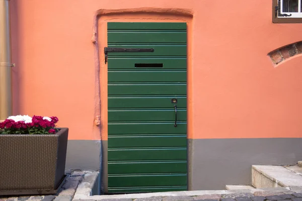 Зеленая деревянная дверь — стоковое фото