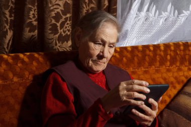 Yaşlı kadın dijital kitap okumak