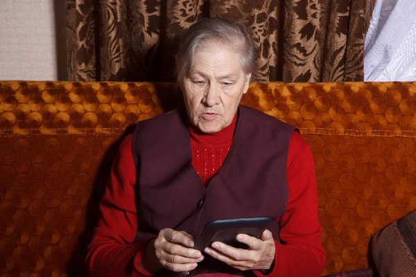 Old woman read digital book — Stock Photo, Image