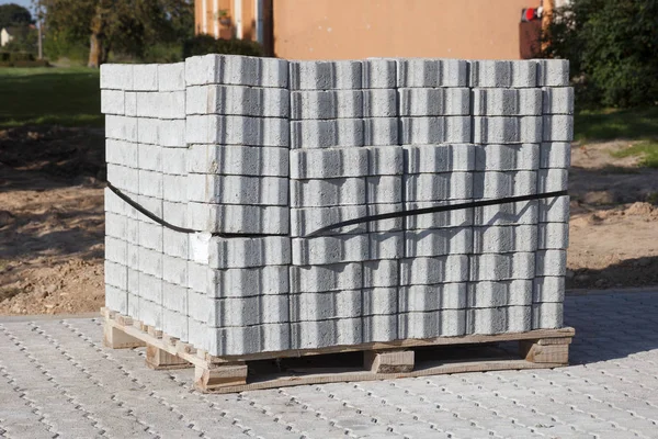 Baldosas de ladrillo apiladas en una plataforma — Foto de Stock