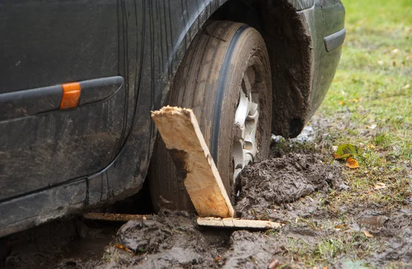 Roue de voiture coincée dans une boue . — Photo