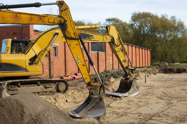 Due Escavatori Gialli Parcheggiati Cantiere — Foto Stock