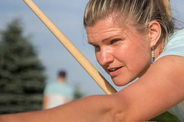 Femmes jouant Novuss en plein air — Photo