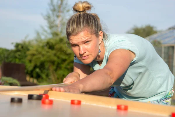 Femmes jouant Novuss en plein air — Photo