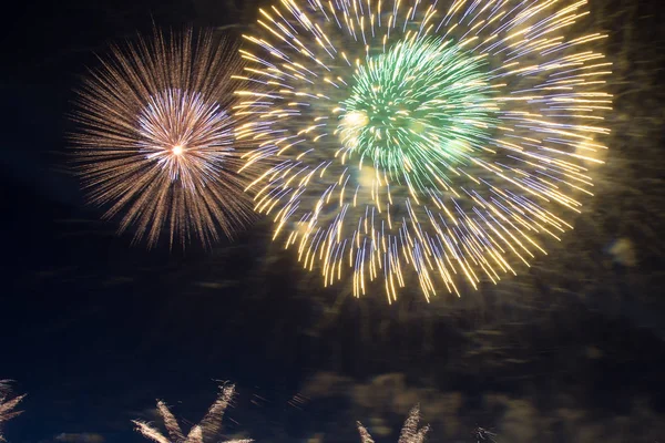 Fuochi d'artificio sul cielo nero — Foto Stock