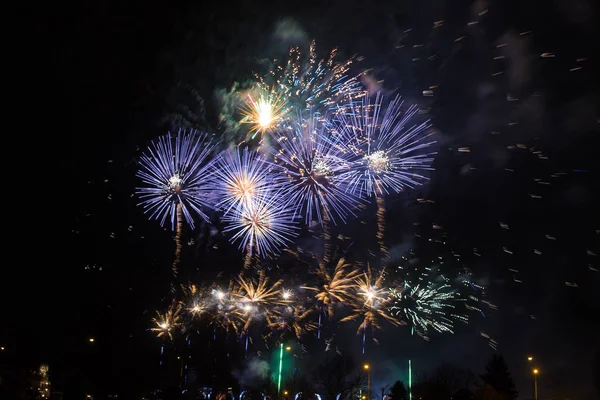 Fuochi d'artificio colorati su cielo scuro — Foto Stock