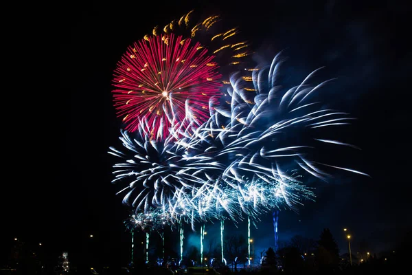 Fuochi d'artificio colorati su cielo scuro — Foto Stock