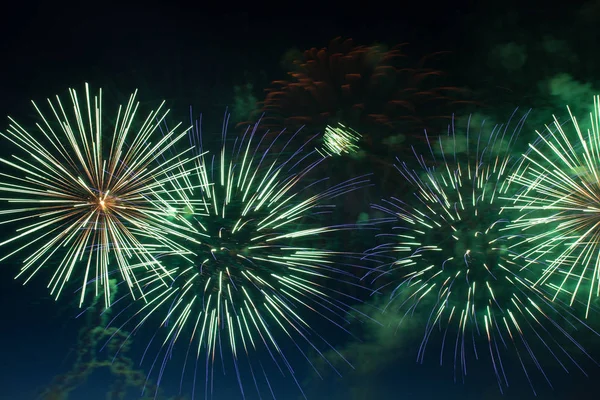 Fuochi d'artificio colorati su cielo scuro — Foto Stock