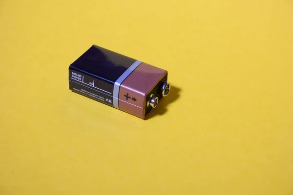 Батарея на желтом фоне — стоковое фото