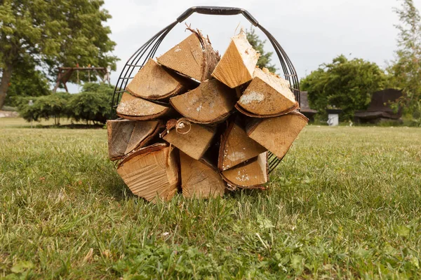 Cesto con legna da ardere — Foto Stock