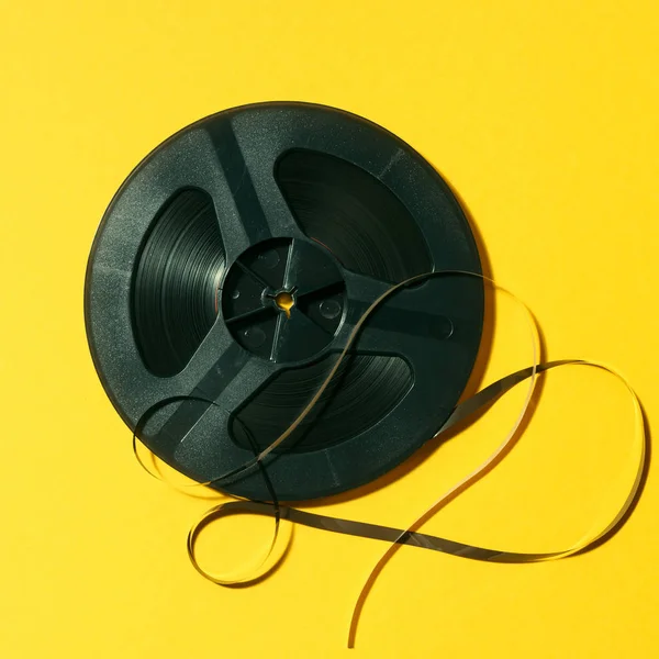 Fita de bobina a bobina no fundo amarelo — Fotografia de Stock
