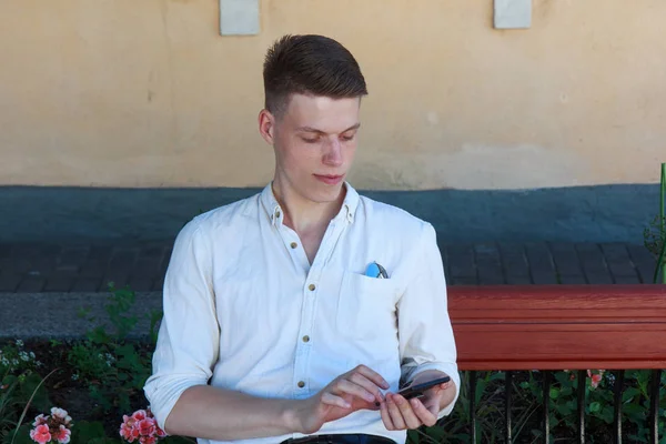 Jeune homme avec téléphone portable — Photo