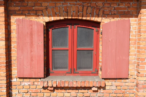 Träfönster med fönsterluckor — Stockfoto