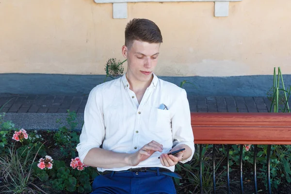 Jeune homme avec téléphone portable — Photo