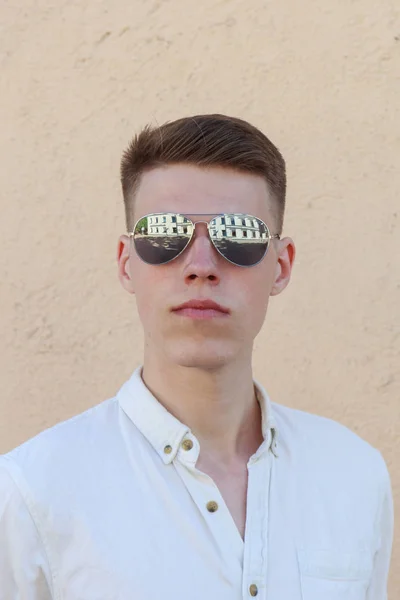 Portrait d'hommes avec des lunettes de soleil — Photo