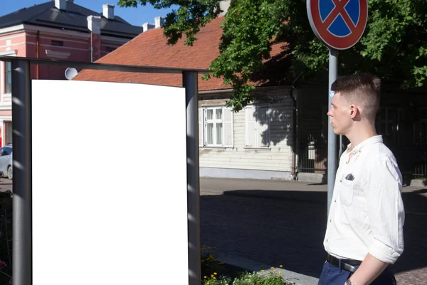 Mann blickt auf leere Plakatwand — Stockfoto