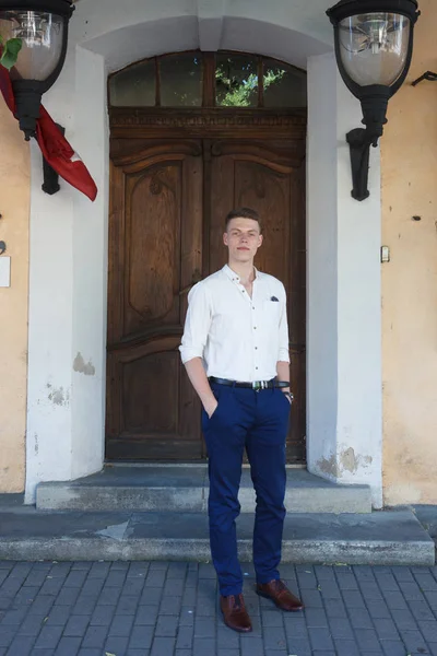 L'homme se tient dehors près de la porte — Photo