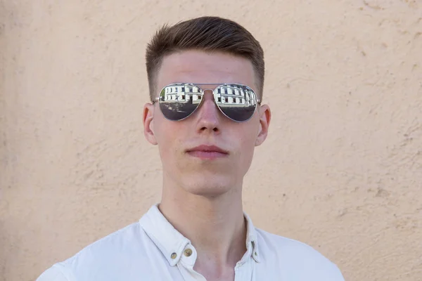 Portrait d'hommes avec des lunettes de soleil — Photo