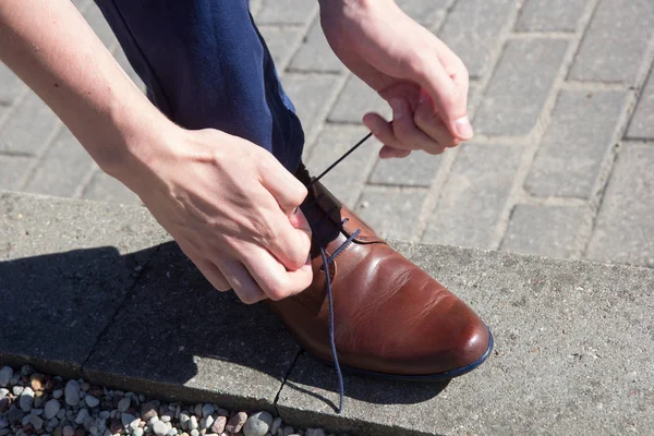 Man tying shoes laces — Stock Photo, Image