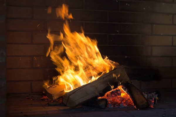 Burning firewood in the fireplace. — Stock Photo, Image