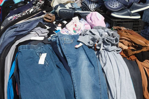 Pilha de roupas. — Fotografia de Stock