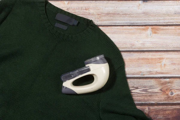 Suéter de lana con removedor de pelusa eléctrico — Foto de Stock
