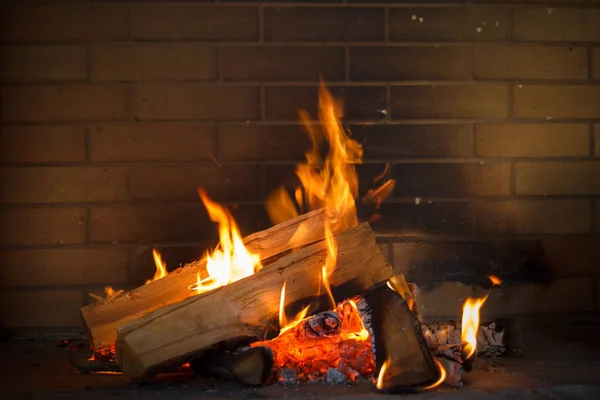 Brandend brandhout in de haard. — Stockfoto