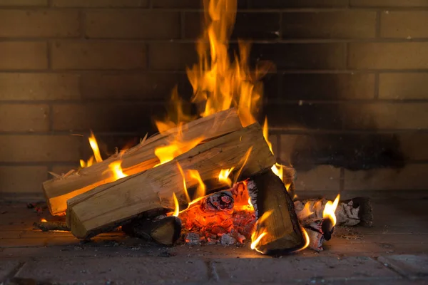 Burning firewood in the fireplace. — Stock Photo, Image