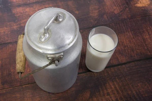 Lata e copo de leite — Fotografia de Stock